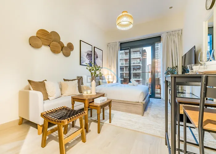 City View Studio Minutes Drive To Burj Khalifa, Azizi Riviera 43, Al Merkadh By Deluxe Holiday Homes