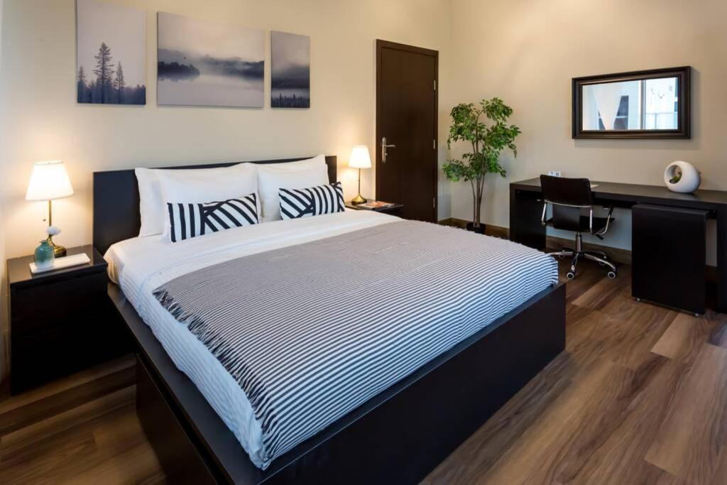 Higuests - Roomy With Infinity Pool Close To Burj Khalifa Apartment