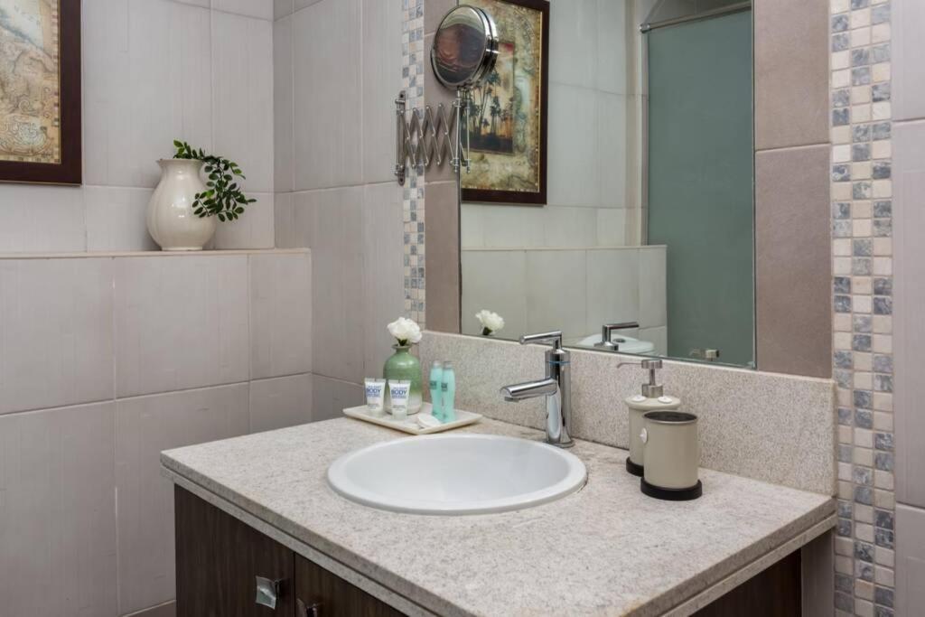 Higuests - Roomy With Infinity Pool Close To Burj Khalifa * Dubai