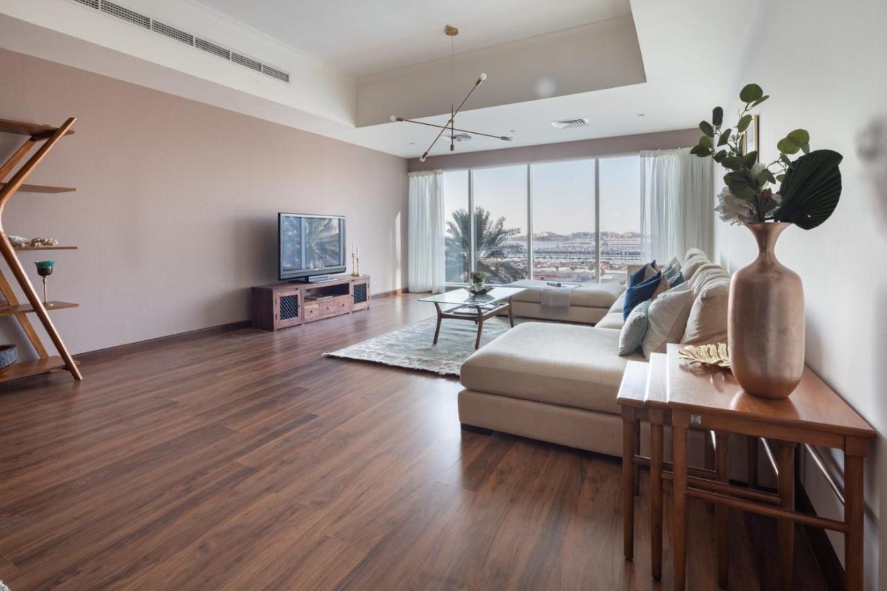Frank Porter - Emirates Crown Tower * Dubai
