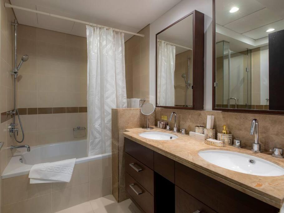 Apartment First Class 2br With Full Burj Khalifa And Fountain View Dubai