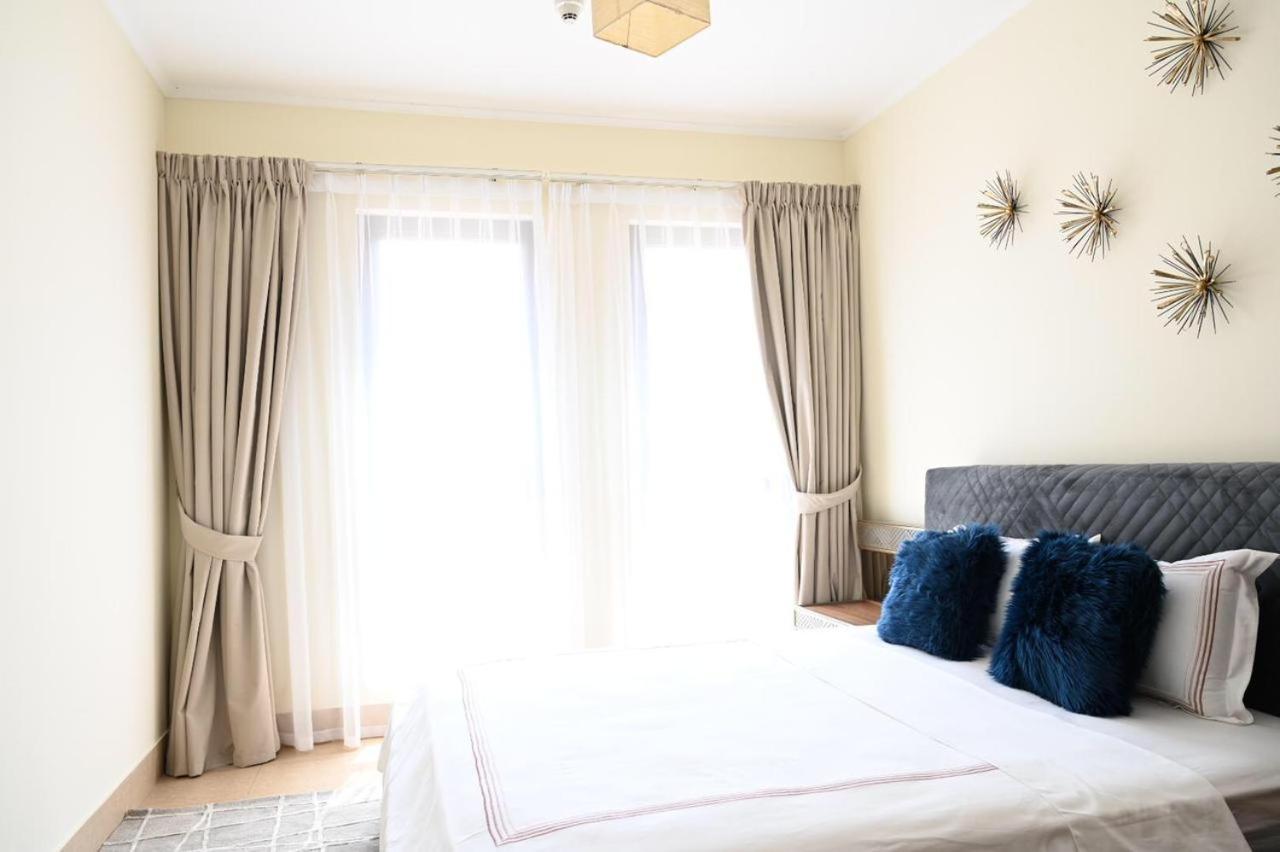 Burj Khalifa View, Birds Chirping, Cozy And Stylish Apartment
