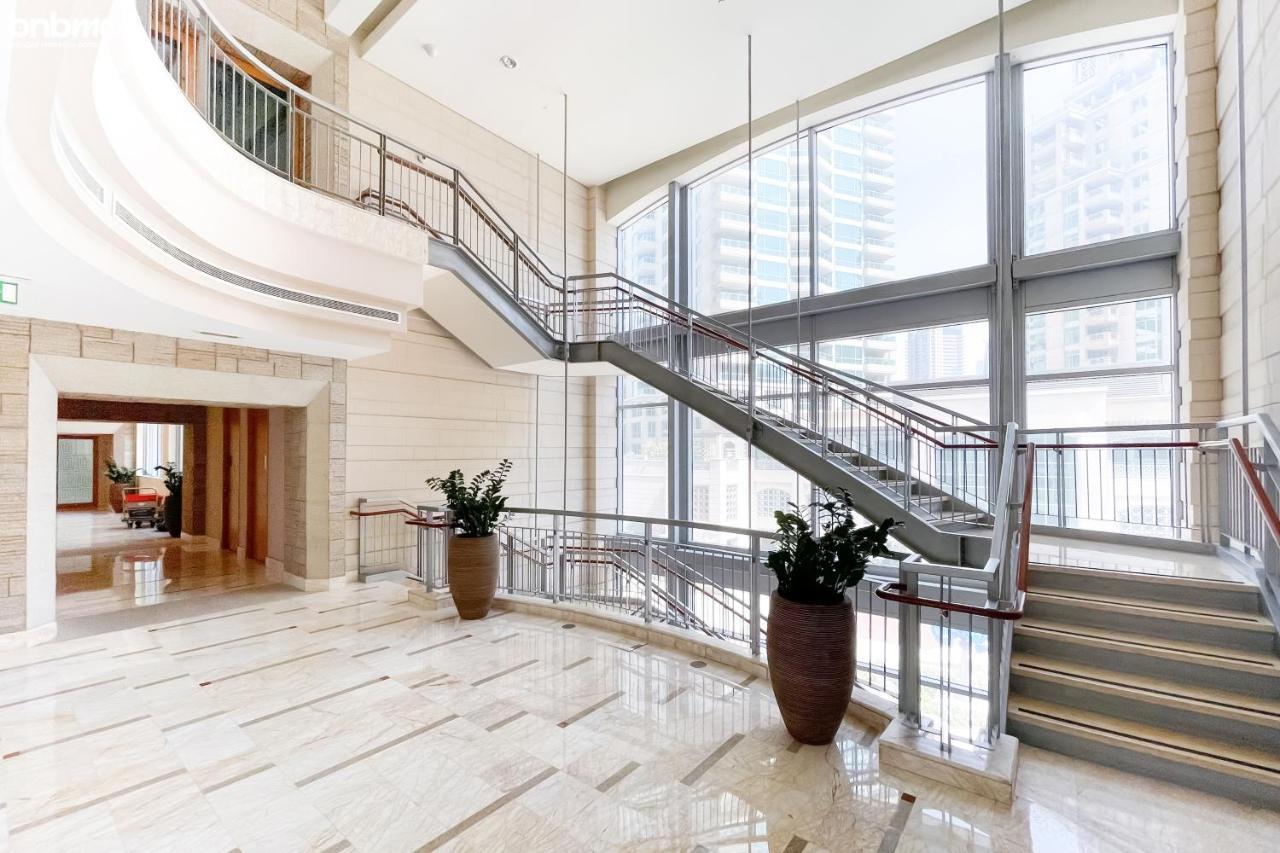 Marina 2br - Pool, Gym & Balcony Daire Dubai