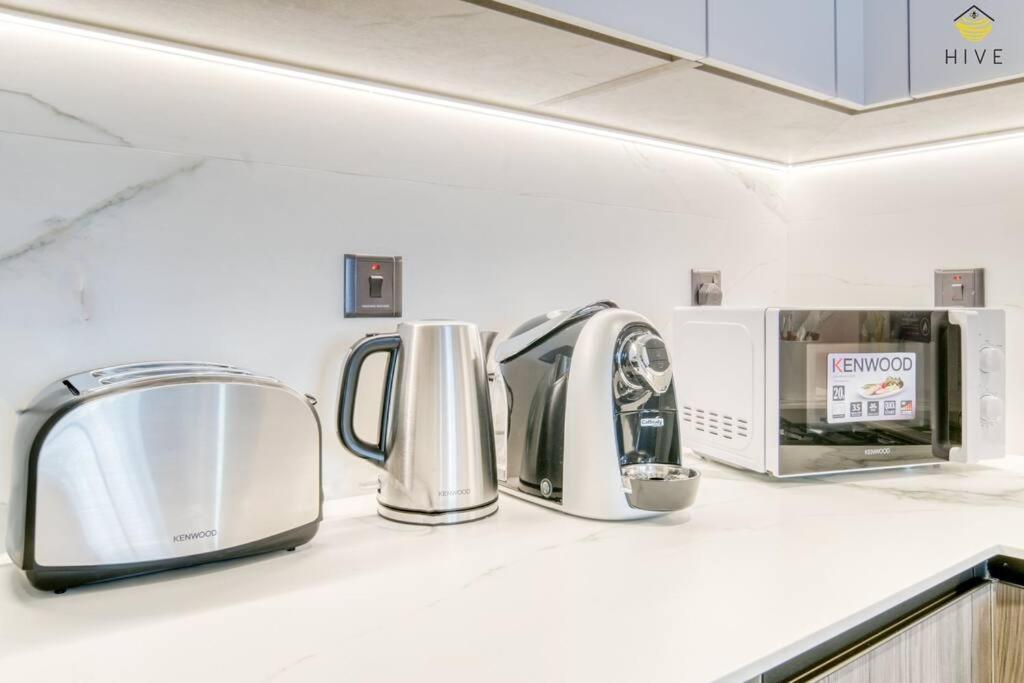 Gorgeous 1 Bedroom In Euro Apartment *