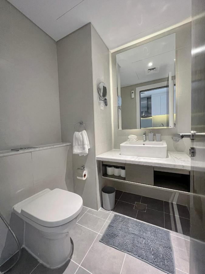 Apartment 5-star Luxury Studio Near Burj Khalifa With Amazing Canal & View! *