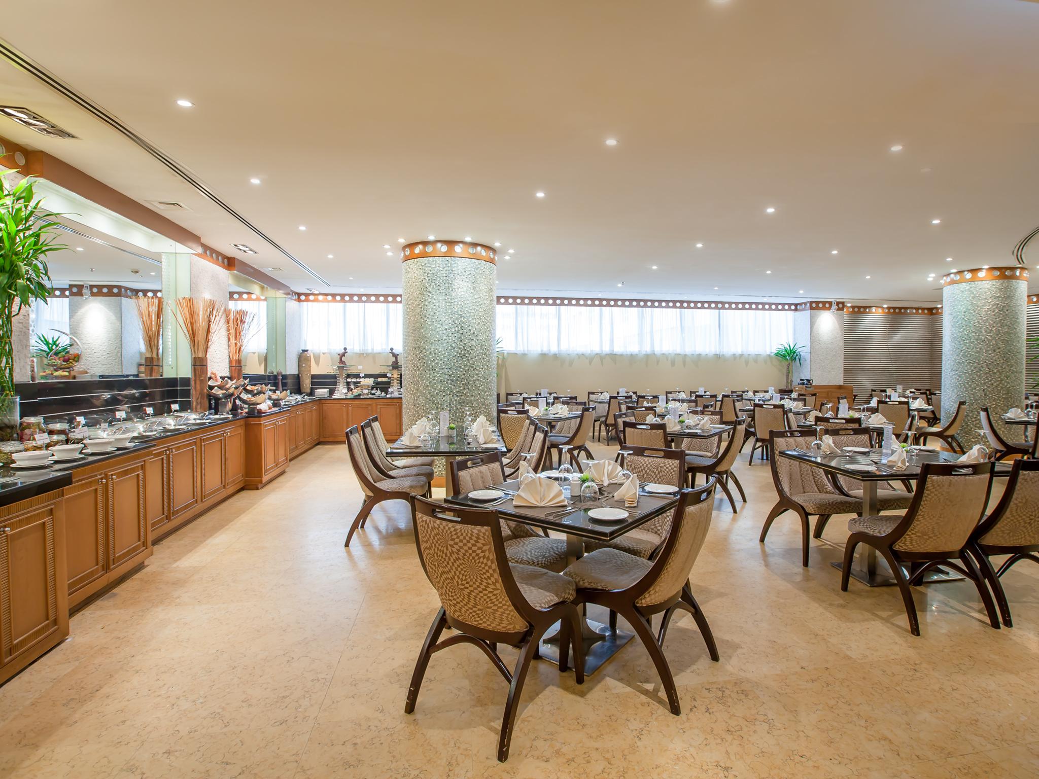Howard Johnson Plaza By Wyndham Deira Hotel 4*