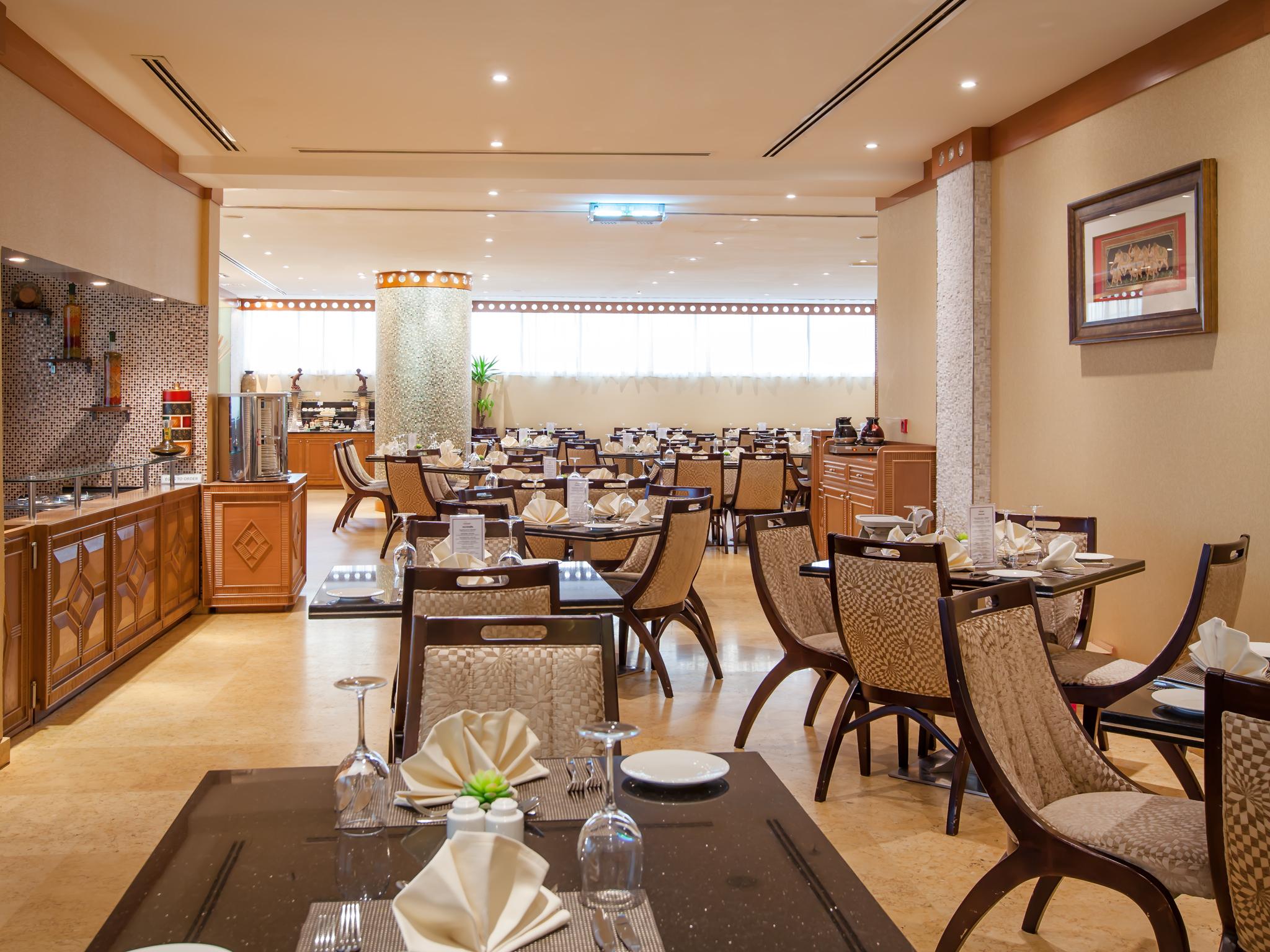 Howard Johnson Plaza By Wyndham Deira Dubai
