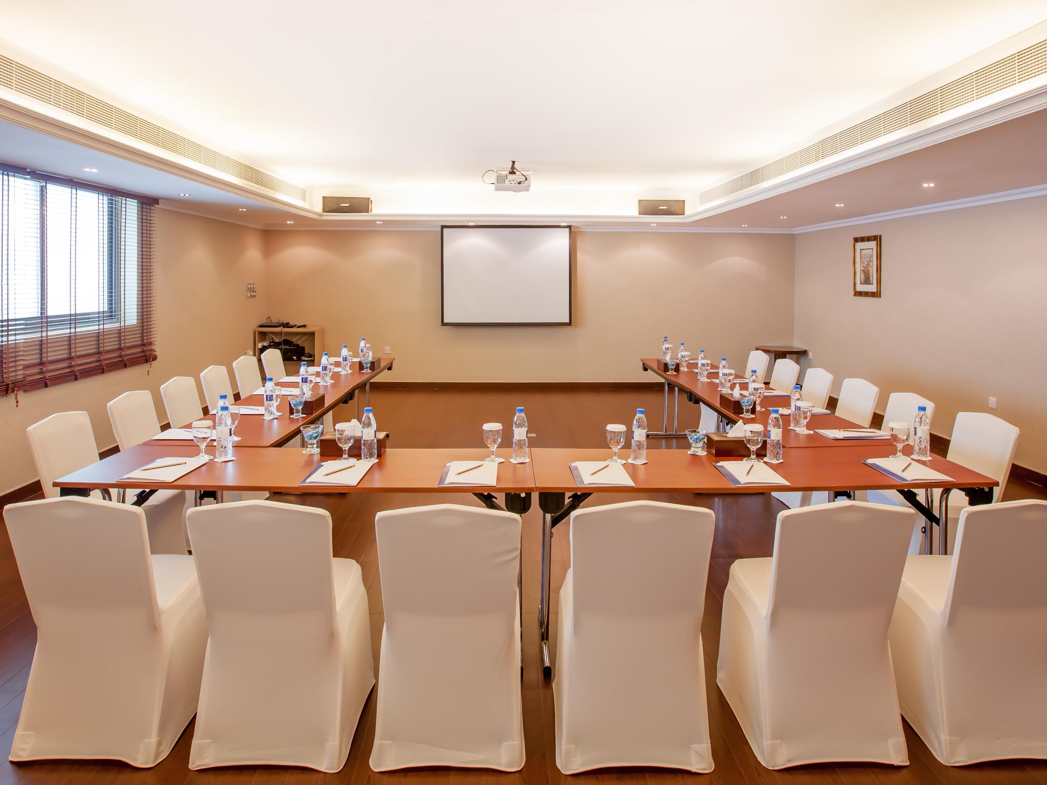 Hotel Howard Johnson Plaza By Wyndham Deira Dubai