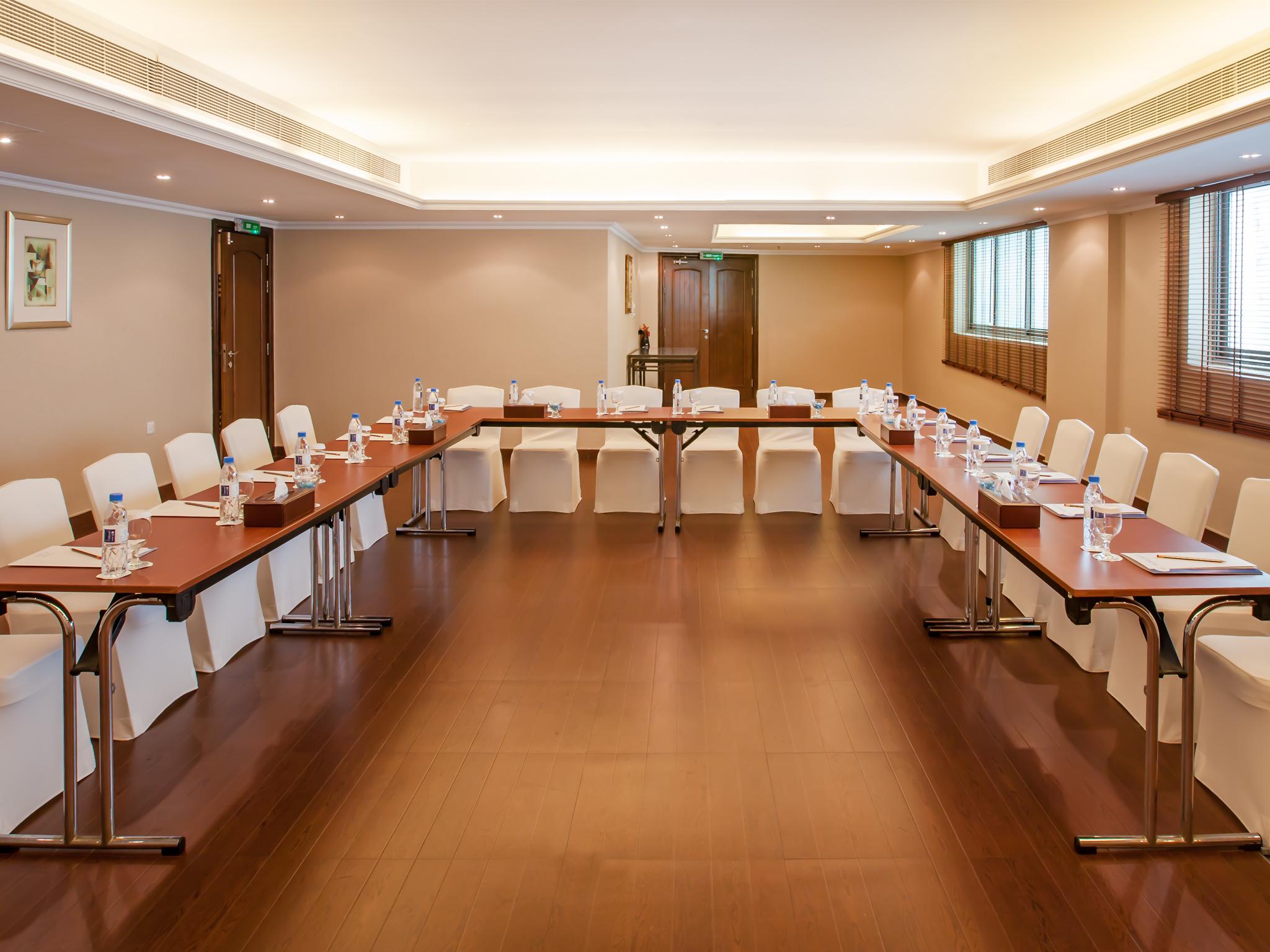 Hotel Howard Johnson Plaza By Wyndham Deira Dubai