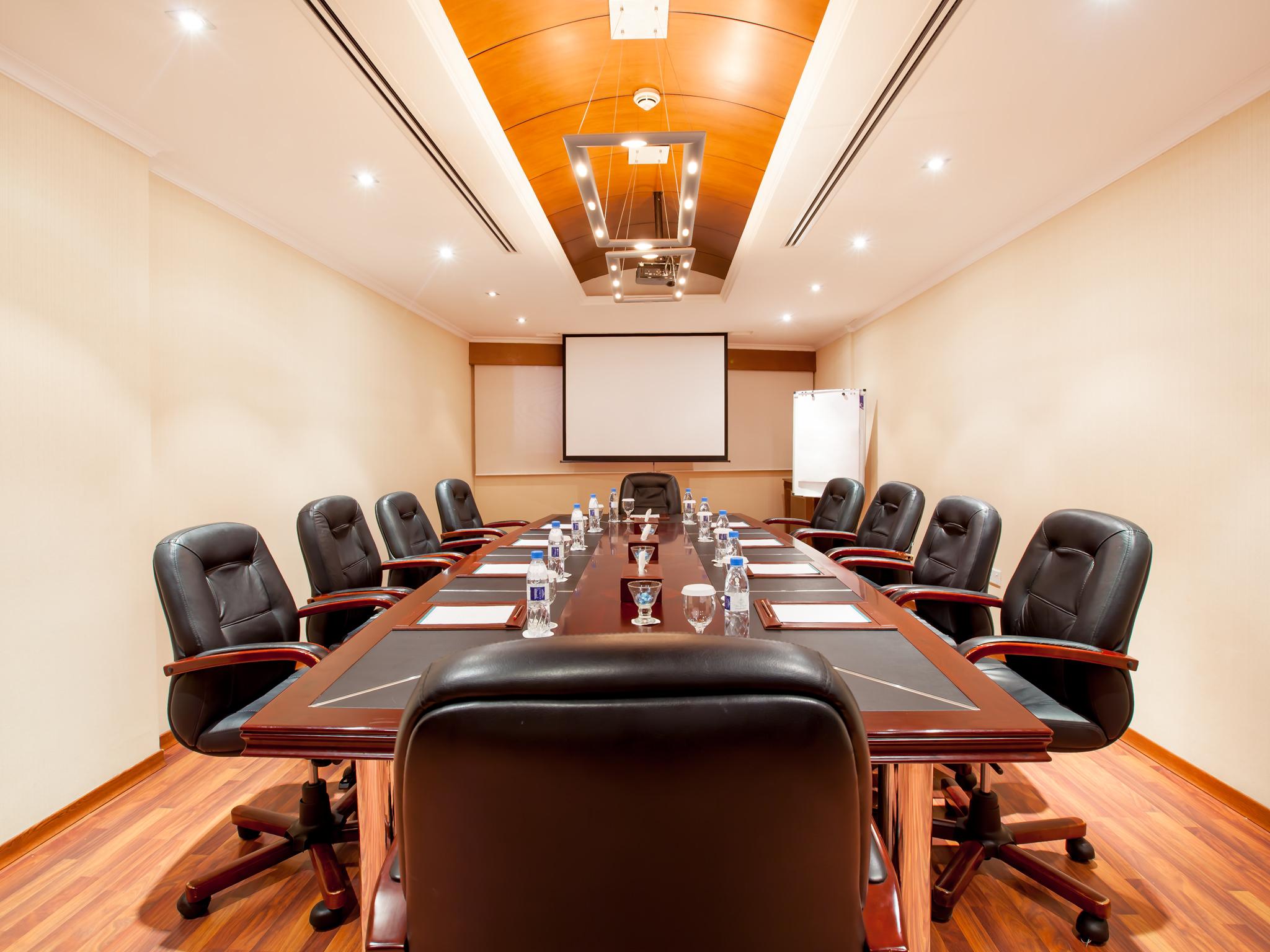 Howard Johnson Plaza By Wyndham Deira 4* Dubai