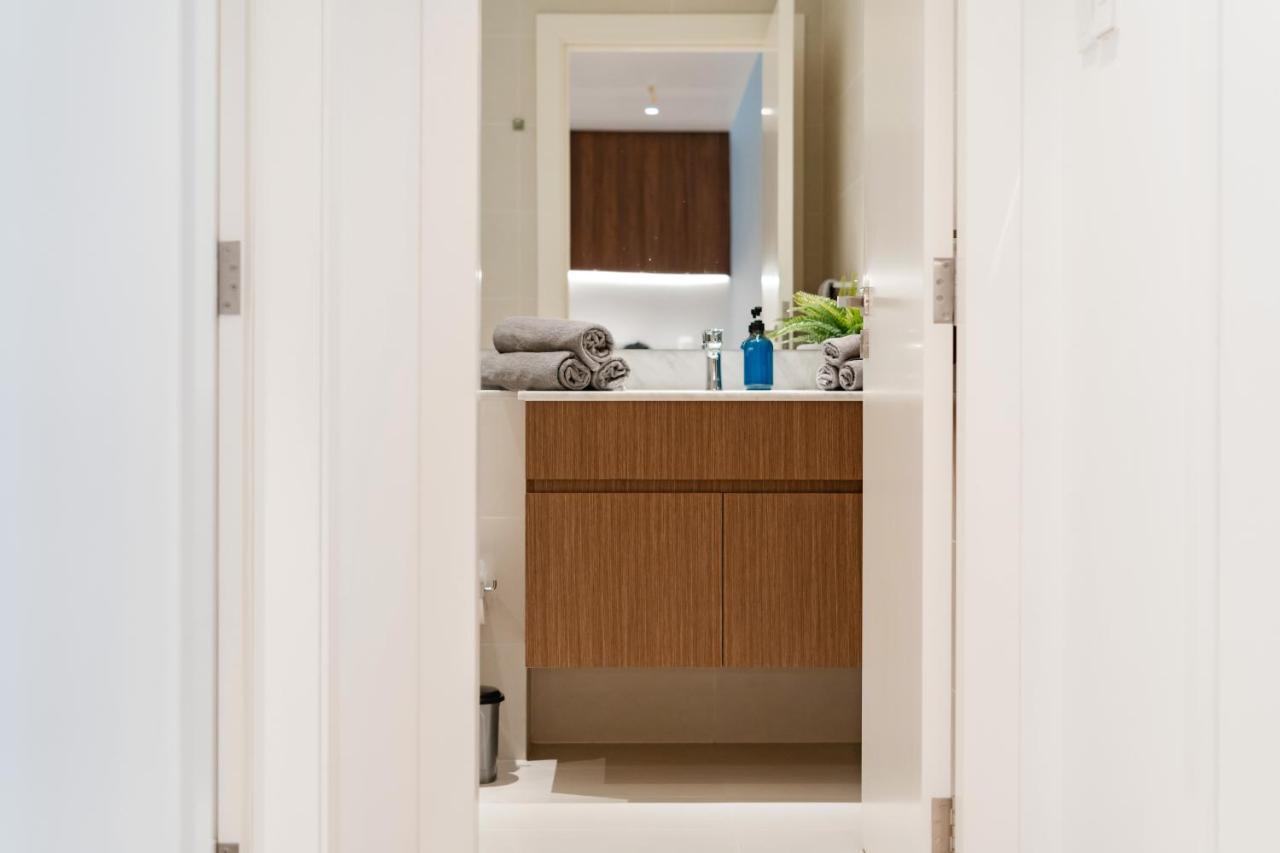 Bustling Hotspot - Stylish Interior - La Apartment Dubai