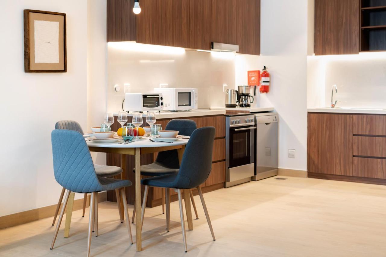 Bustling Hotspot - Stylish Interior - La Apartment *