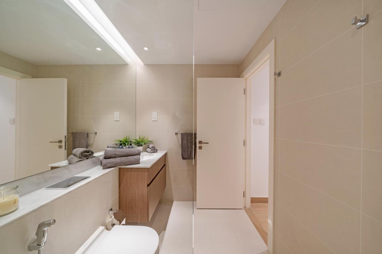 Bustling Hotspot - Stylish Interior - La Dubai