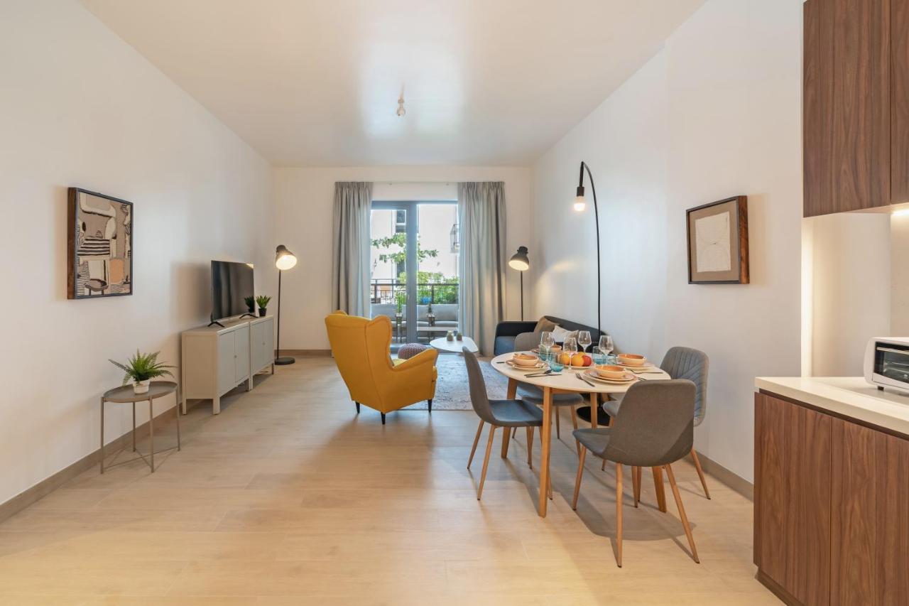 Bustling Hotspot - Stylish Interior - La