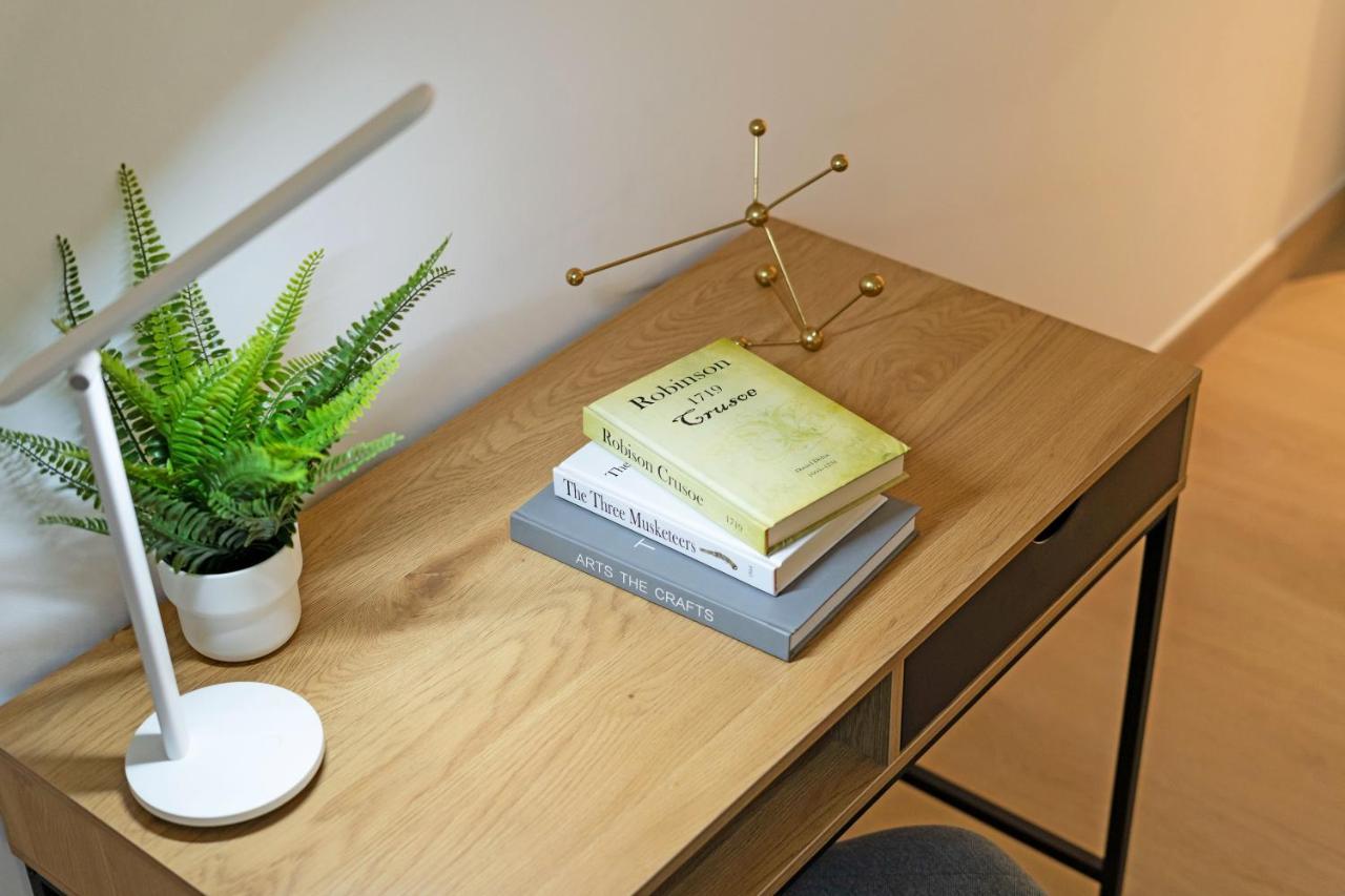 Bustling Hotspot - Stylish Interior - La