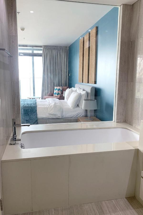Apartment Water Views At Large Luxury One Bed *