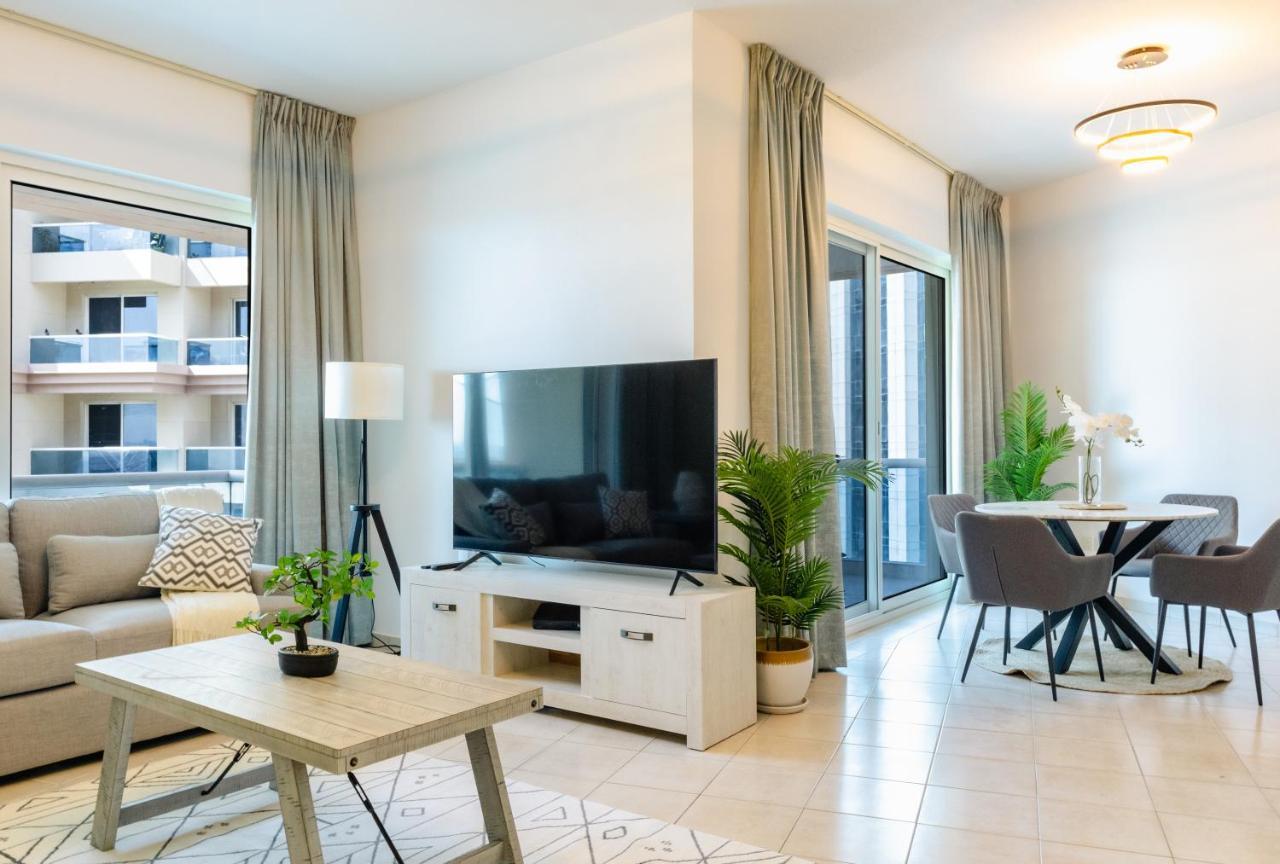 Stunning 2 Bedroom Overlooking Lake Dubai