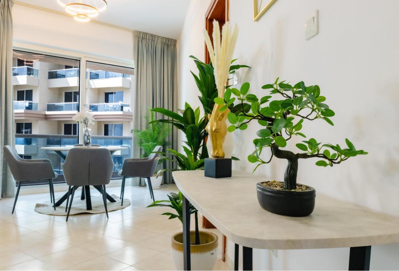 Stunning 2 Bedroom Overlooking Lake *