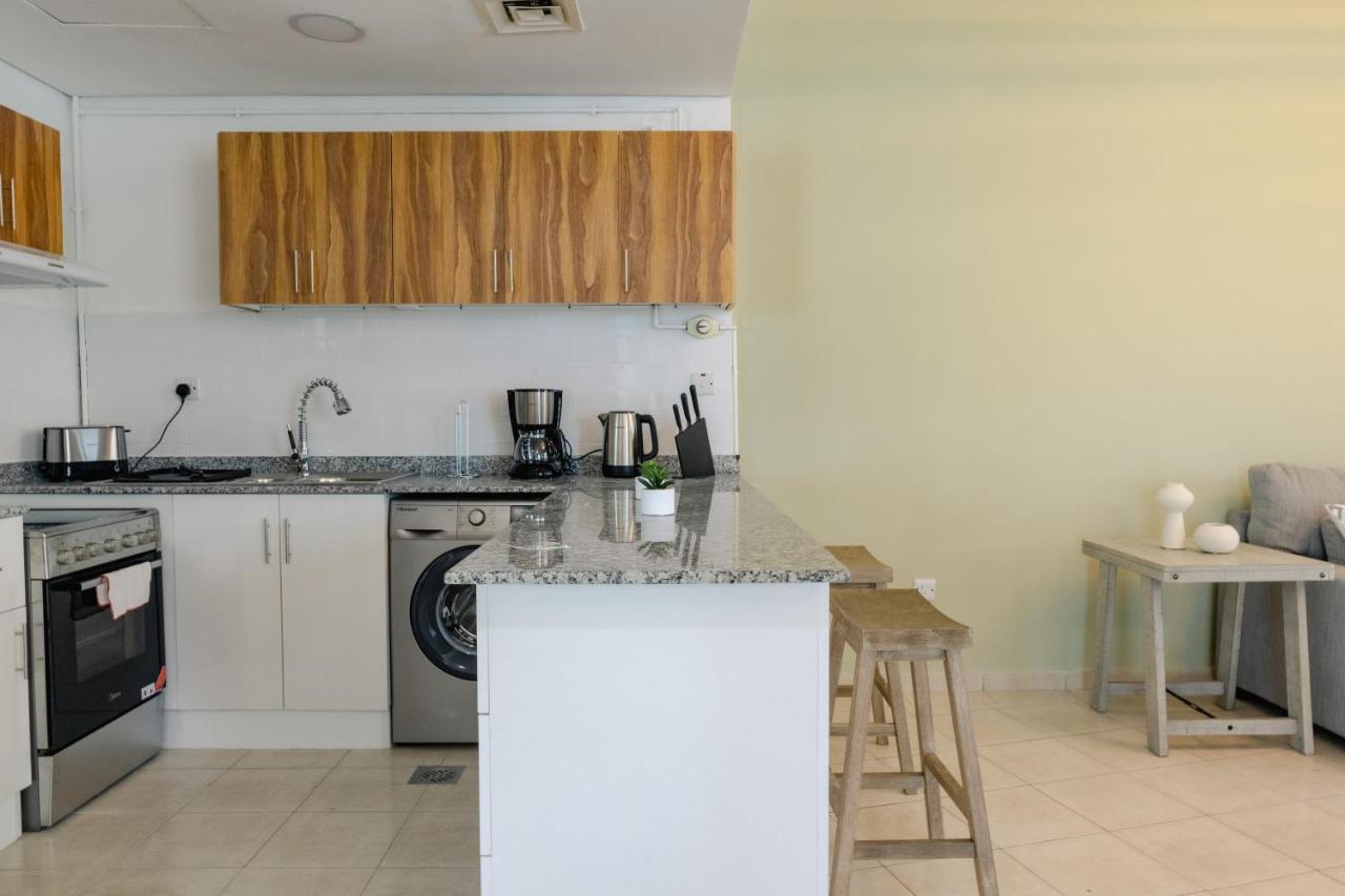 Stunning 2 Bedroom Overlooking Lake Apartment *