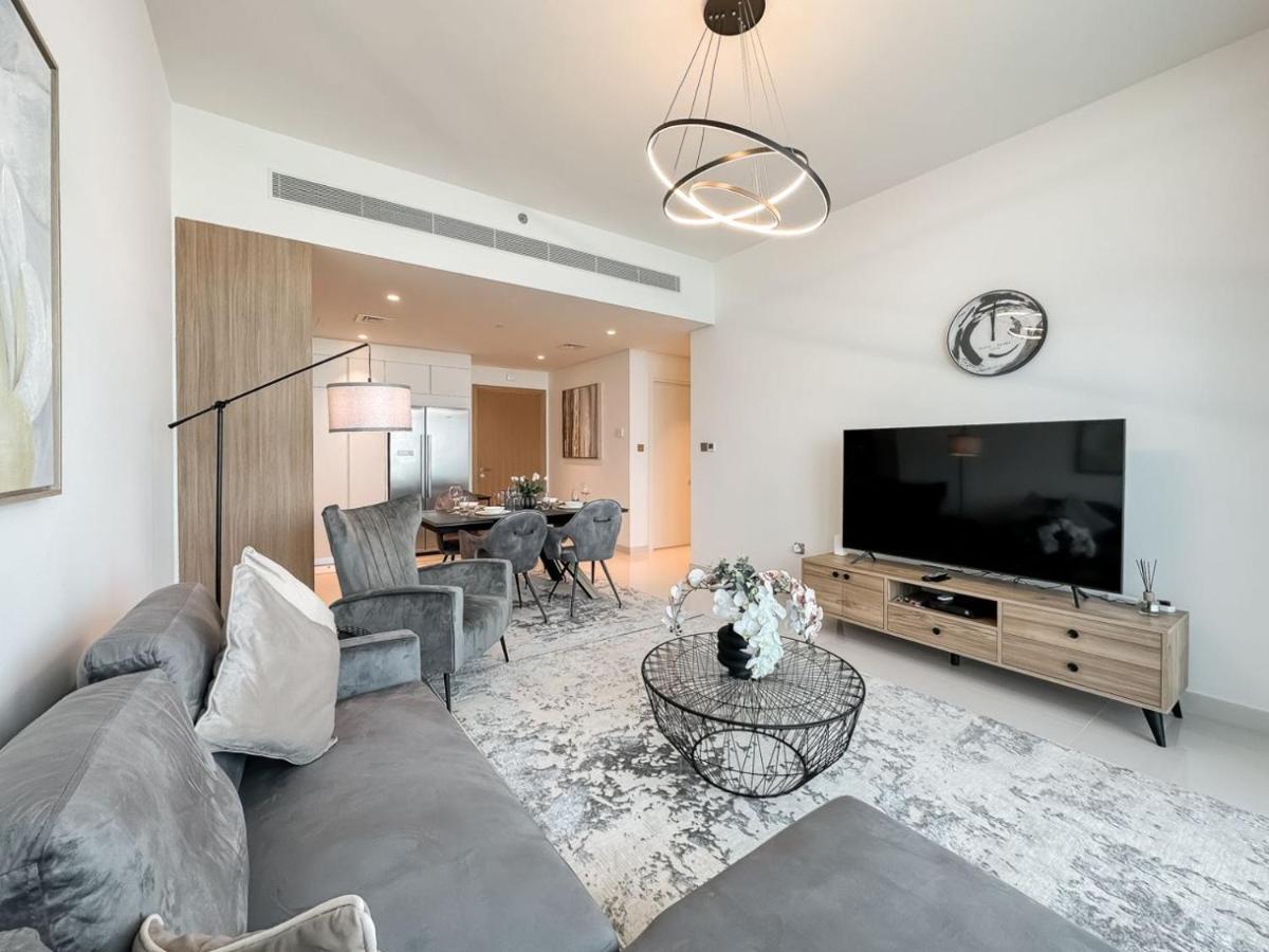 Apartment Luton Vacation Homes: Beachfront With Sea View