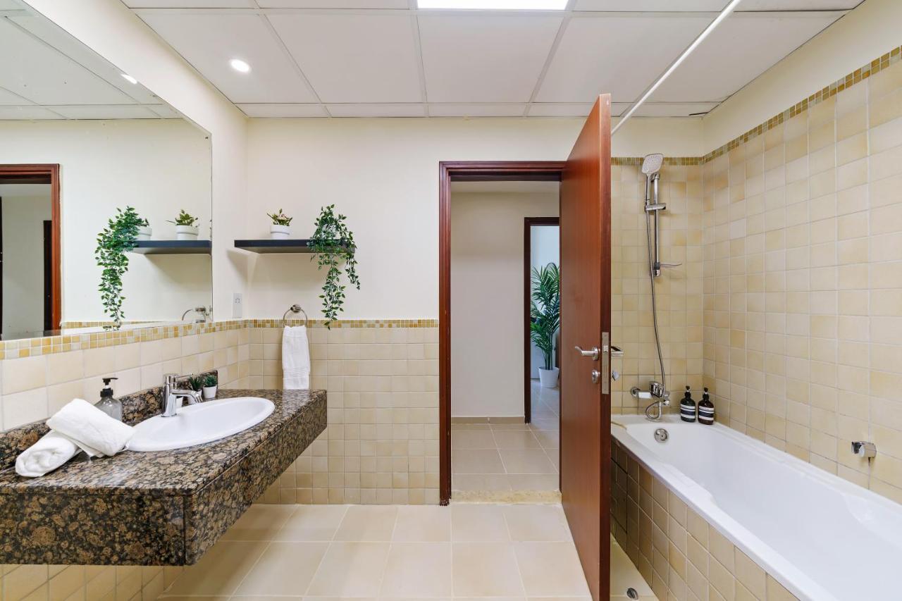 Large Jbr 2br W/ Balcony / Heart Of Marina Daire Dubai