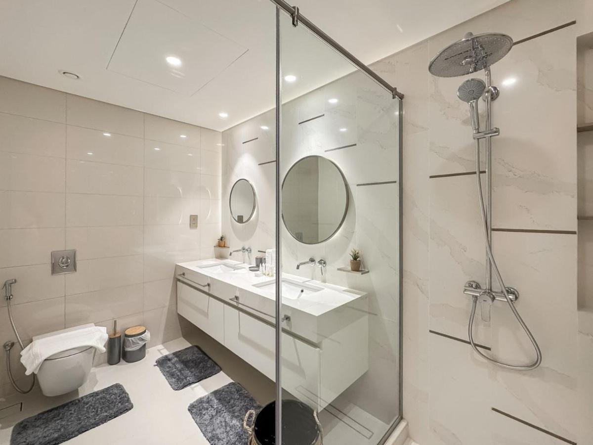 Apartment Luton Vacation Homes: Beachfront With Sea View