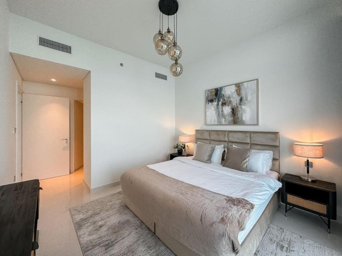 Apartment Luton Vacation Homes: Beachfront With Sea View
