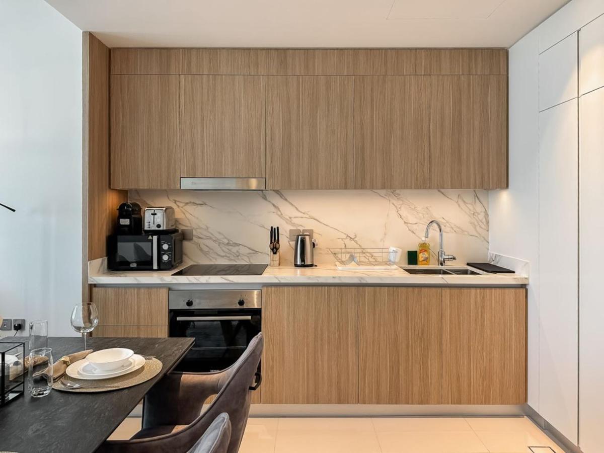 Luton Vacation Homes: Beachfront With Sea View Apartment