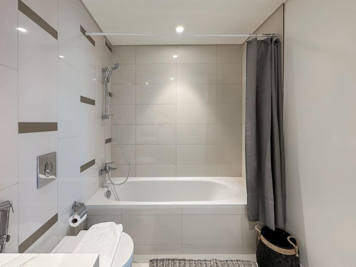 Luton Vacation Homes: Beachfront With Sea View *