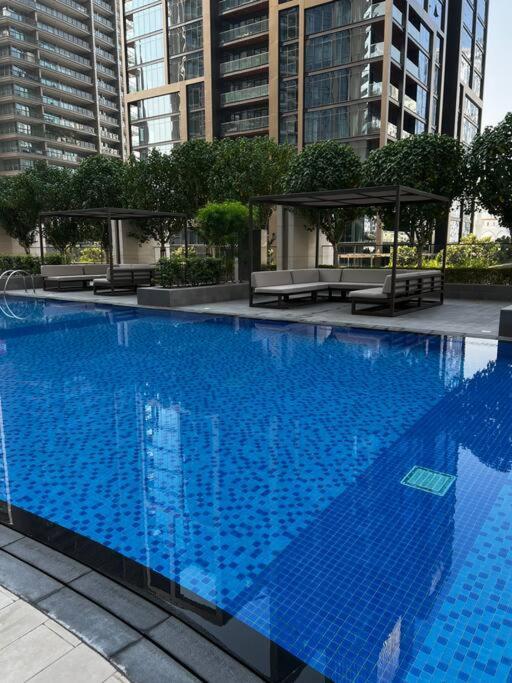 Apartment Luxurious 2 Bed Sleeps 6 In Downtown Dubai
