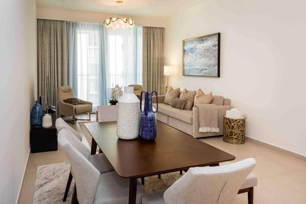 Luxurious 2 Bed Sleeps 6 In Downtown * Dubai