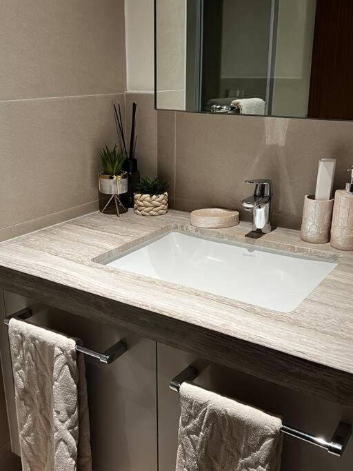 Luxurious 2 Bed Sleeps 6 In Downtown Apartment *