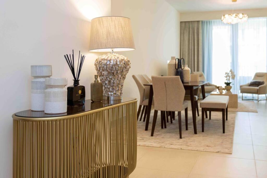 Luxurious 2 Bed Sleeps 6 In Downtown Dubai