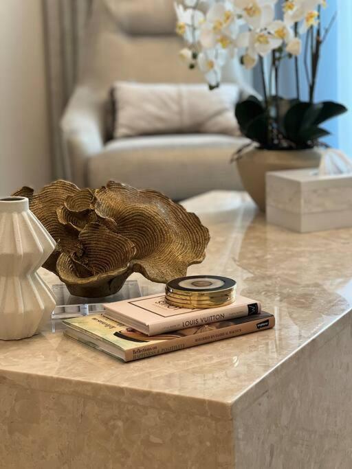 Luxurious 2 Bed Sleeps 6 In Downtown Dubai