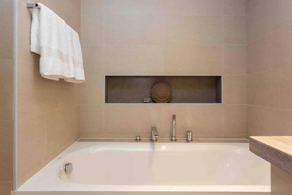 Luxurious 2 Bed Sleeps 6 In Downtown