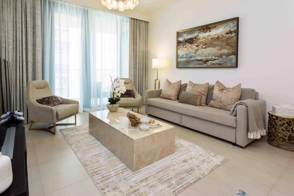 Apartment Luxurious 2 Bed Sleeps 6 In Downtown Dubai