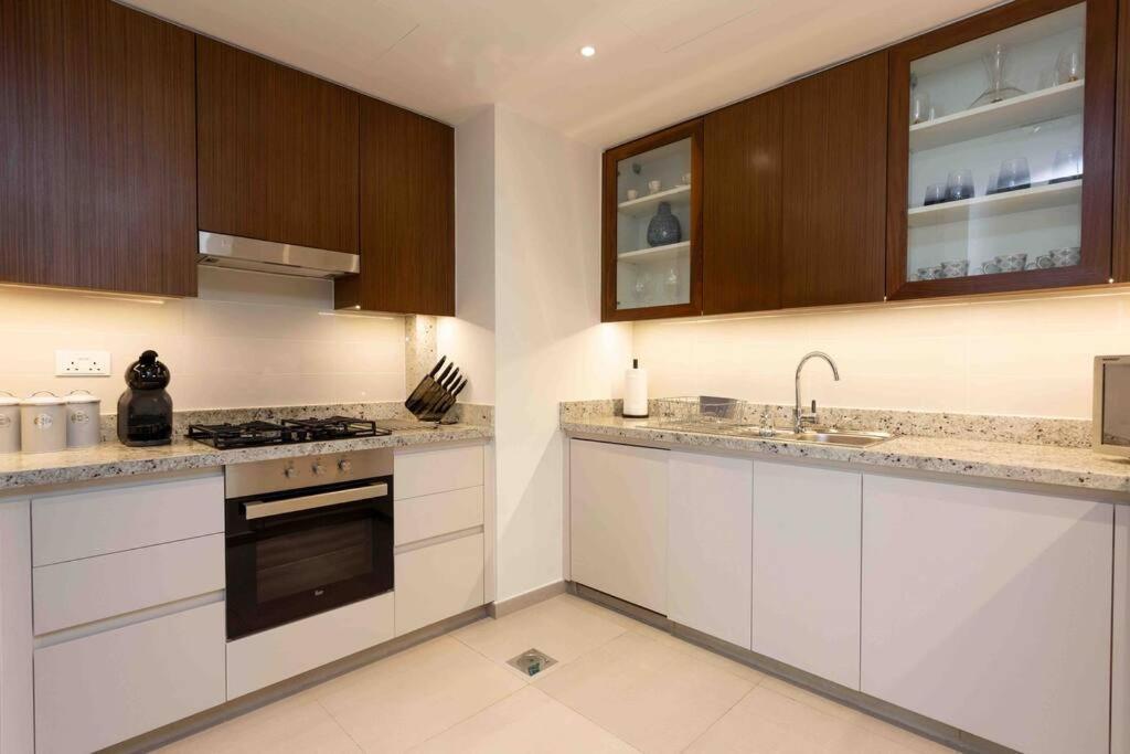 Apartment Luxurious 2 Bed Sleeps 6 In Downtown Dubai