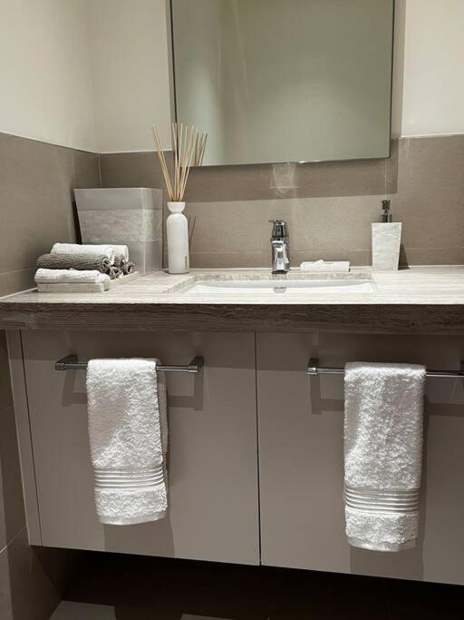 Apartment Luxurious 2 Bed Sleeps 6 In Downtown *