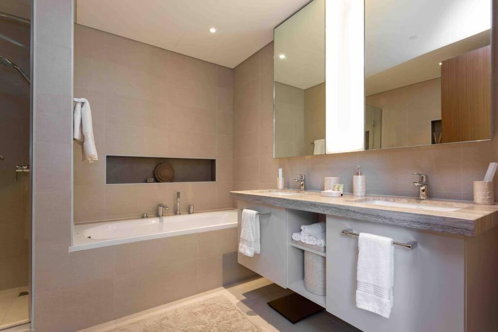 Luxurious 2 Bed Sleeps 6 In Downtown Apartment *