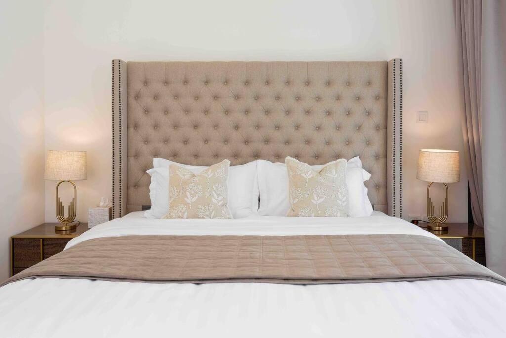 Luxurious 2 Bed Sleeps 6 In Downtown *