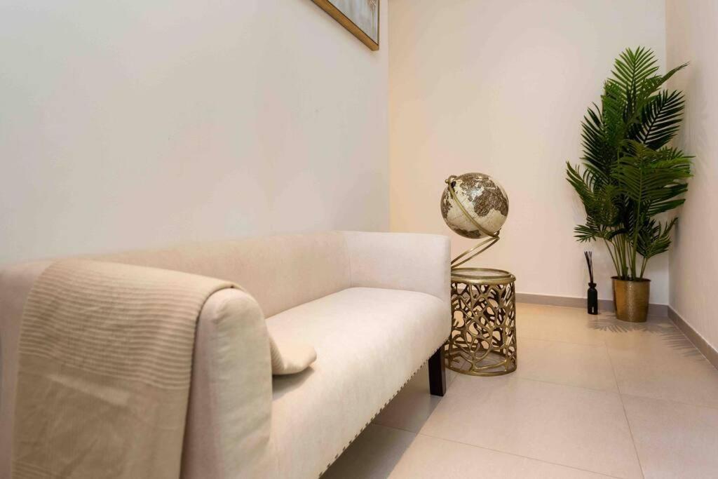 Luxurious 2 Bed Sleeps 6 In Downtown Dubai