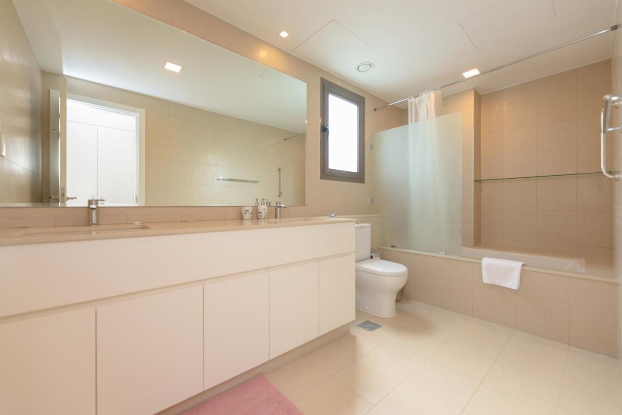 Stunning 4 Bedroom Townhouse In Townsquare Apartment *