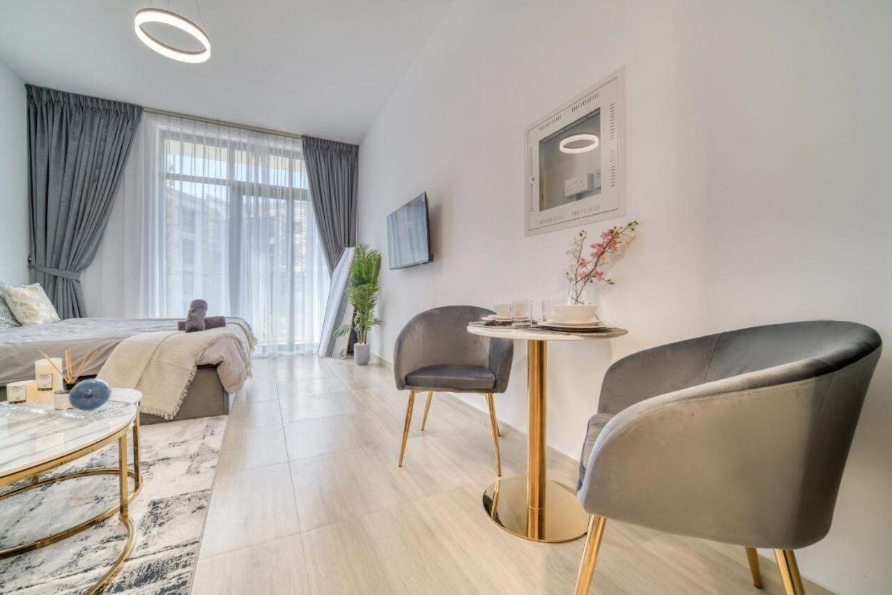Modern Living Apartment *