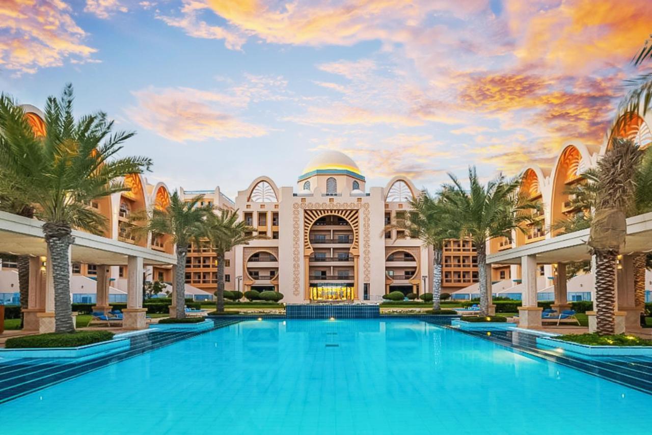 Fam Living - Private Beach Escapes In Palm Jumeirah Apartment Dubai