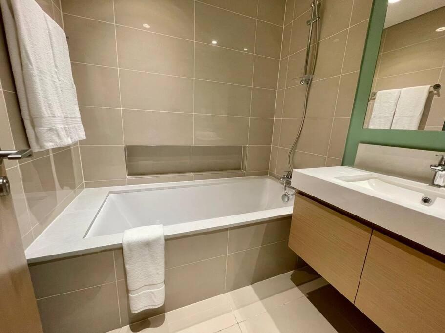 Daire Dar Vacation-stylish & Cozy 1br Apt In Creek Harbour *