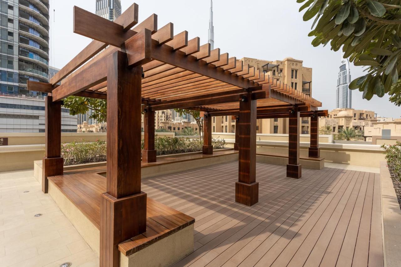 Waves - Chic With Skyline Views