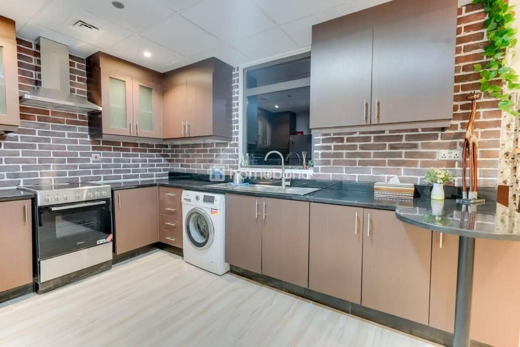 Huge With Full Kitchen * Dubai