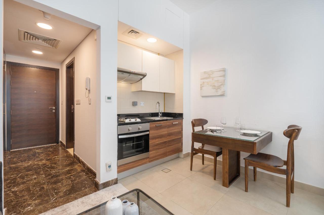 Sleek In Dubai's Vibrant Jbr Neighborhood *
