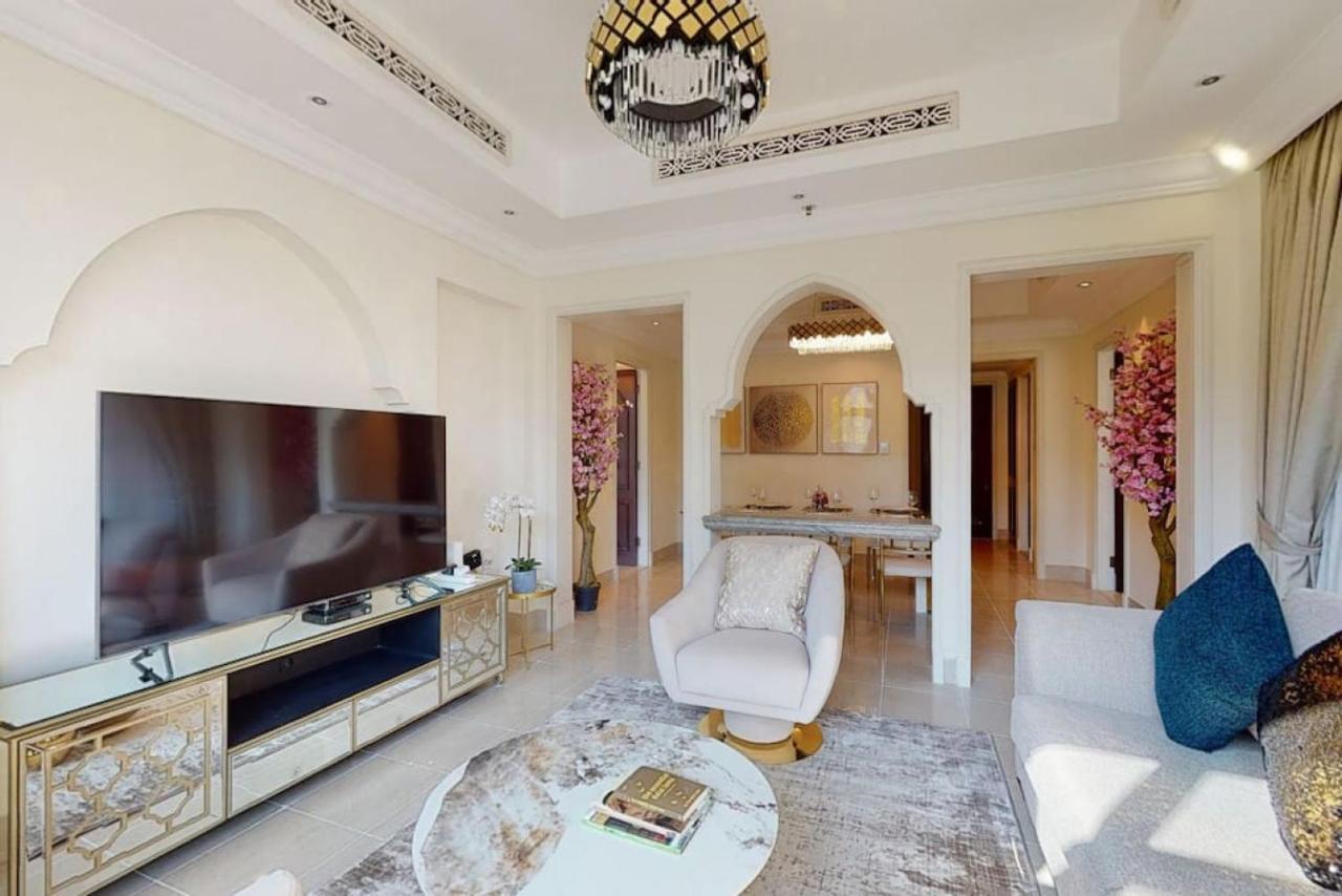 Al Tajer, Core C, Souk Al Bahar - Charming Two Bedroom Daire Dubai