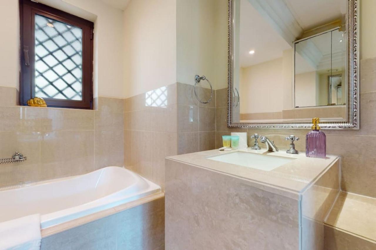 Daire Al Tajer, Core C, Souk Al Bahar - Charming Two Bedroom Dubai